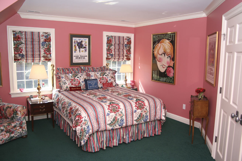 guest bedroom of 2005 HOBI “Best Spec Home $750k – $1M”
